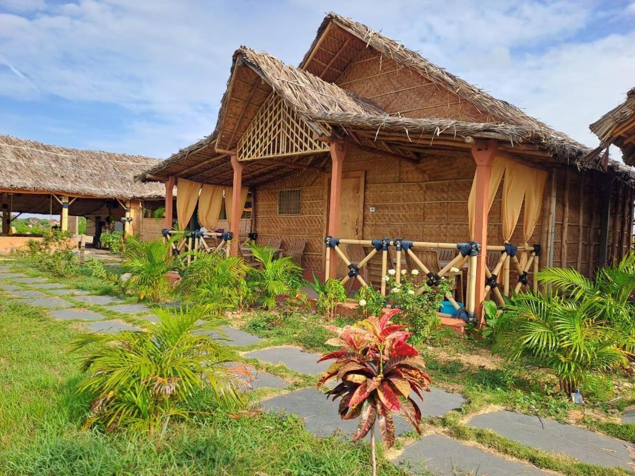 Hampi Rasta Cafe Hotell Exteriör bild