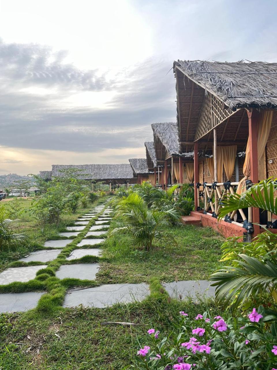 Hampi Rasta Cafe Hotell Exteriör bild